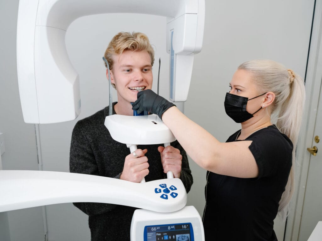 Asiakkaalta otetaan koko leuan röntgenkuvaa (OPTG). 